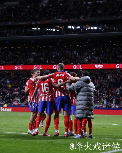 塞雷佐和半数马竞球员分组造访四家医院，为孩子们分发玩具