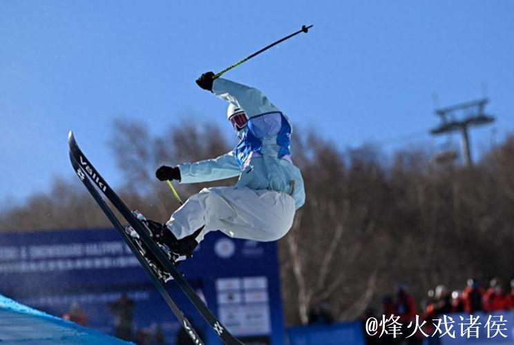 李方慧在美国阿斯本自由式滑雪U型场地世界杯中夺冠